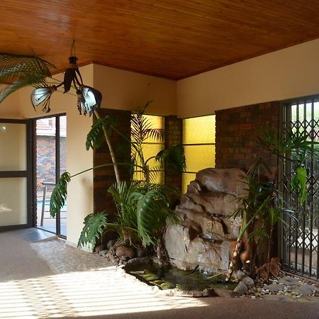 African Phoenix Guest Lodge Йоханнесбург Экстерьер фото