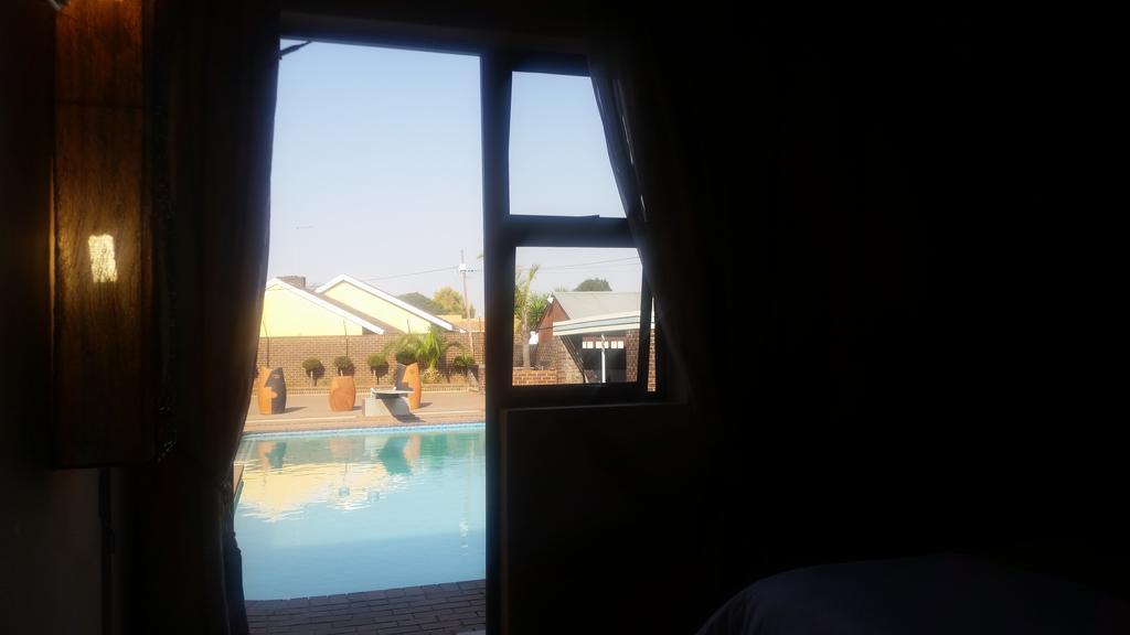African Phoenix Guest Lodge Йоханнесбург Экстерьер фото