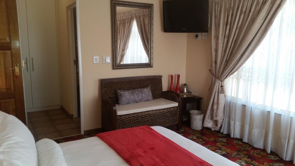 African Phoenix Guest Lodge Йоханнесбург Экстерьер фото