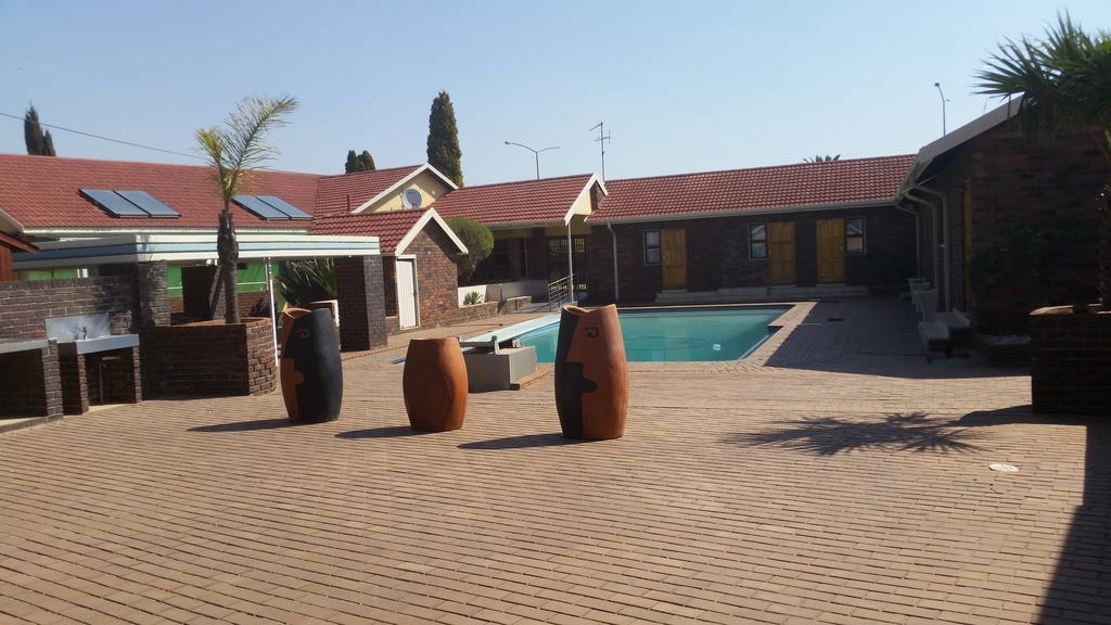 African Phoenix Guest Lodge Йоханнесбург Экстерьер фото