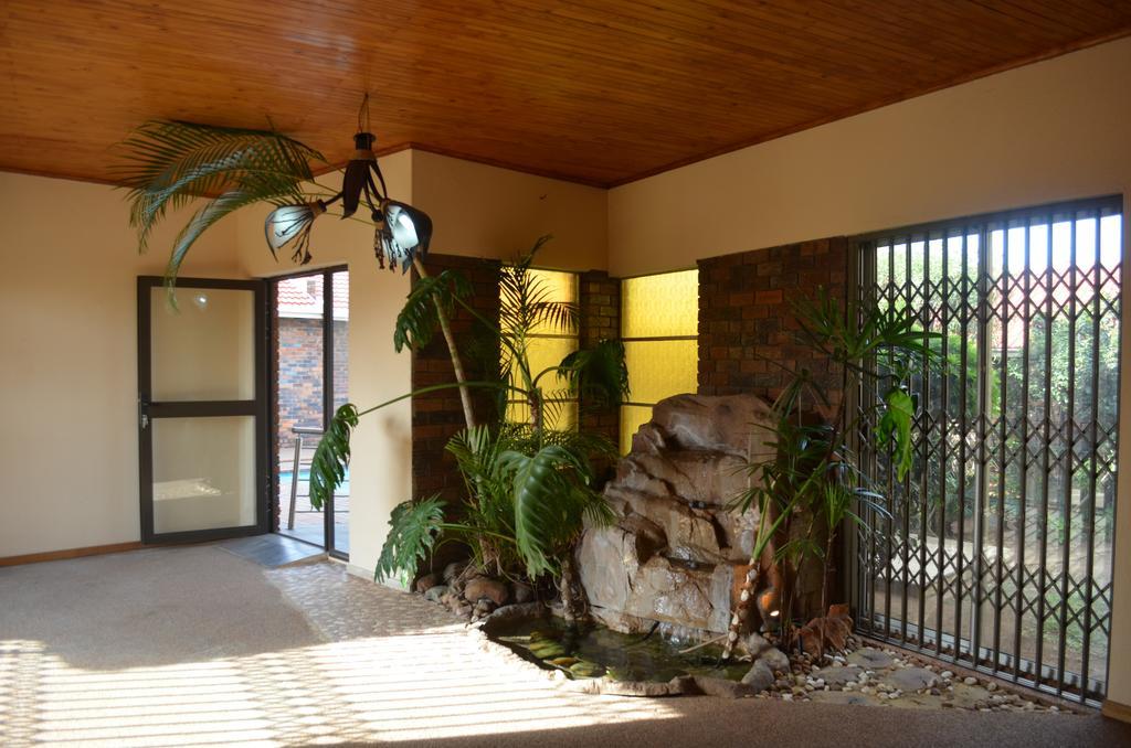 African Phoenix Guest Lodge Йоханнесбург Экстерьер фото